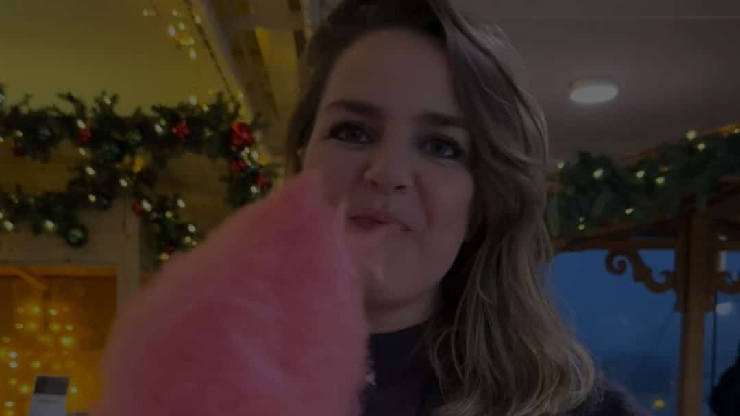 Frau isst Zuckerwatte